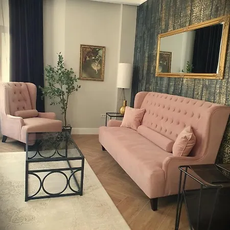 Historic Apartment, Very Close To The And Main Activities Constanţa