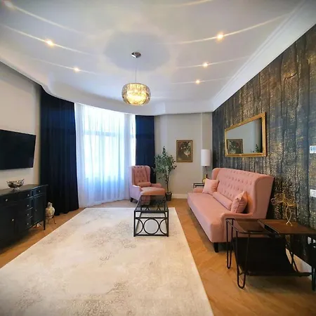 Historic Apartment, Very Close To The And Main Activities Constanţa